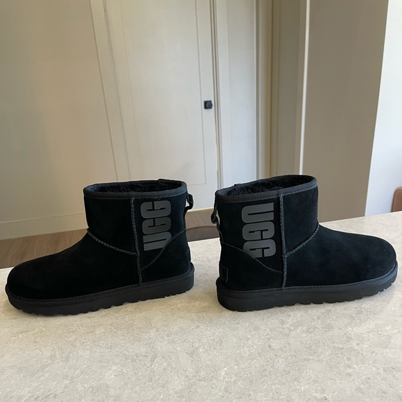 New UGG Black Classic Mini UGG Rubber Logo Boots, Size US 7 - Picture 6 of 11